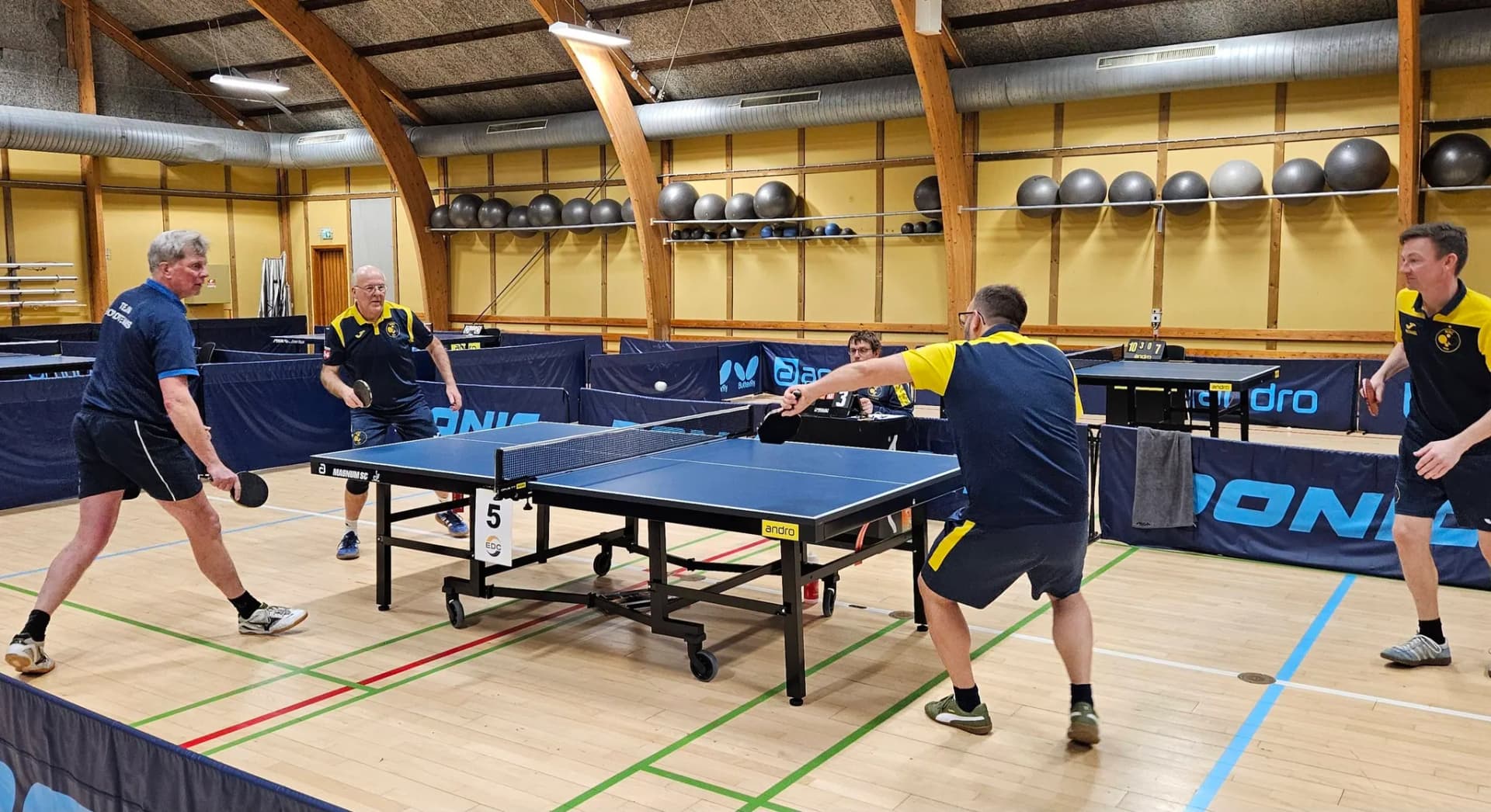 Spillere ved bordtennisbordene