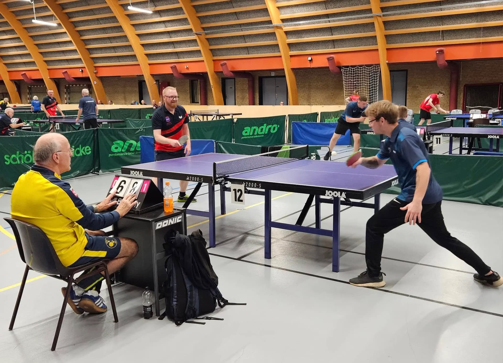 Bordtennisspillere i kamp i hallen